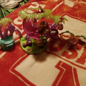 1 Petagonia Zooble, 2 Azoozia Zoobles, Tree house